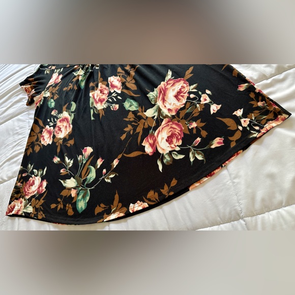 LETDIOSTO Black Floral Top - Picture 2 of 6